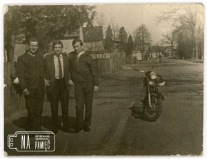 Początek lat 70. Przed domem nr 59, od lewej Józef Werner, Stefan Wójcik, Jan Adamczyk